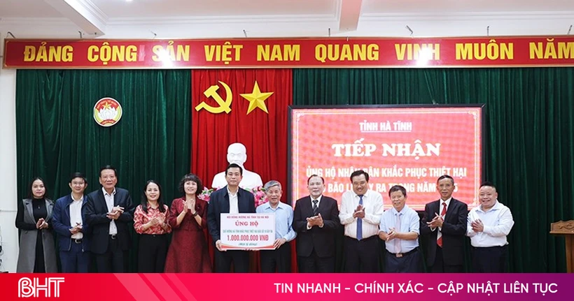 Lễ tiếp nhận ủng hộ 1 tỷ đồng giúp tỉnh nhà khắc phục hậu quả thiên tai (Ảnh: Báo Hà Tĩnh)