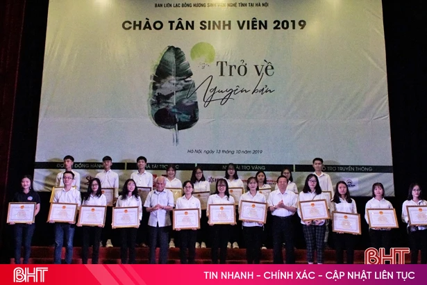Chào tân sinh viên 2019 — tôn vinh sinh viên xứ Nghệ xuất sắc (Ảnh: Báo Hà Tĩnh)