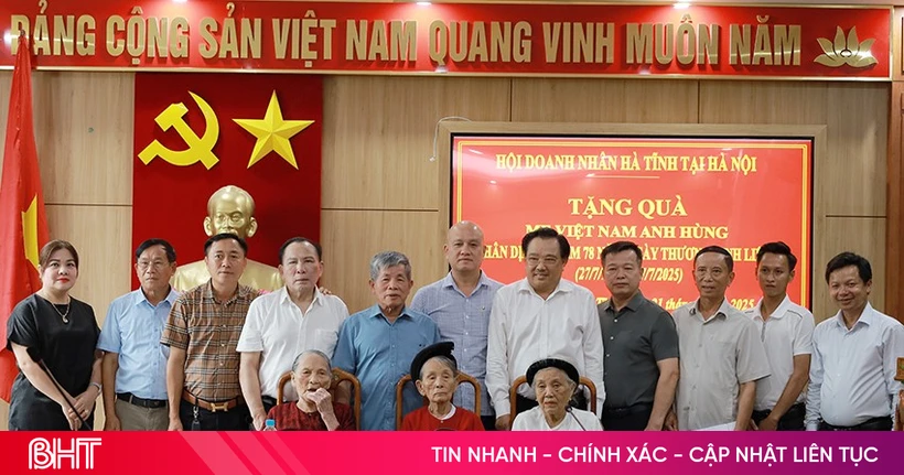 Tặng quà tri ân các Mẹ Việt Nam Anh hùng (Ảnh: Báo Hà Tĩnh)